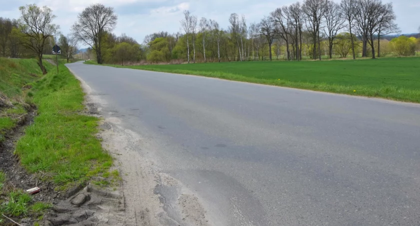 Podpisano umowę na remont drogi powiatowej w Łomnicy
