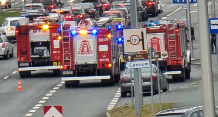 Spore utrudnienia występują na alei Jana Pawła II po zderzeniu trzech pojazdów