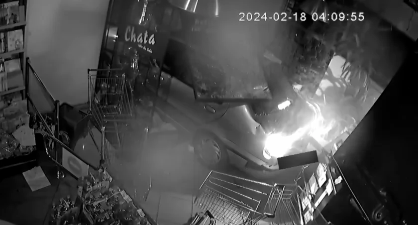 Ukradli samochód, wjechali do sklepu i uciekli z paczką mentosów. Zobacz film