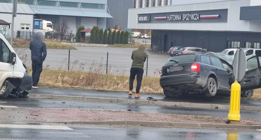 Groźnie na Spółdzielczej. Bus zderzył się z osobówką