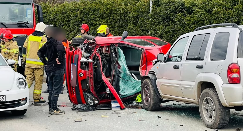 Ulica Łomnicka jest całkowicie zablokowana po zderzeniu trzech pojazdów