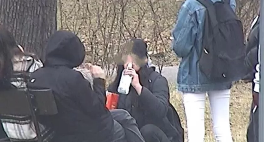 Nieletnia piła wódkę w parku