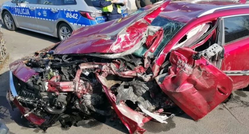 Jeszcze nie zdążył odebrać prawa jazdy, a już doprowadził do poważnego wypadku