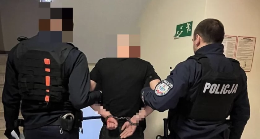 Zwyzywał policjantów podczas zatrzymania. Wcześniej wybił szybę w lokalu