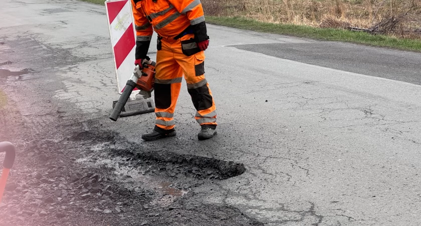 Potężne dziury na drodze z Sobieszowa w kierunku Podgórzyna