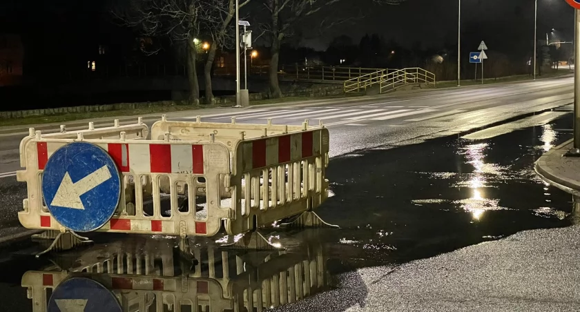 Na ulicy Wolności wybija woda ze studzienki