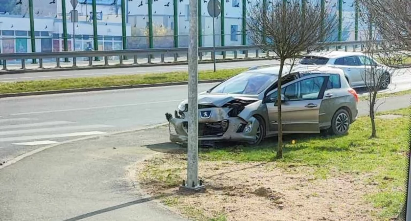 Groźne zderzenie dwóch pojazdów na newralgicznym skrzyżowaniu
