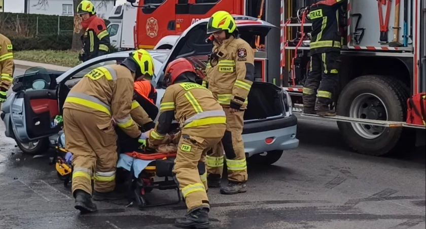 Wypadek na skrzyżowaniu. Droga w stronę Jeleniej Góry była zablokowana