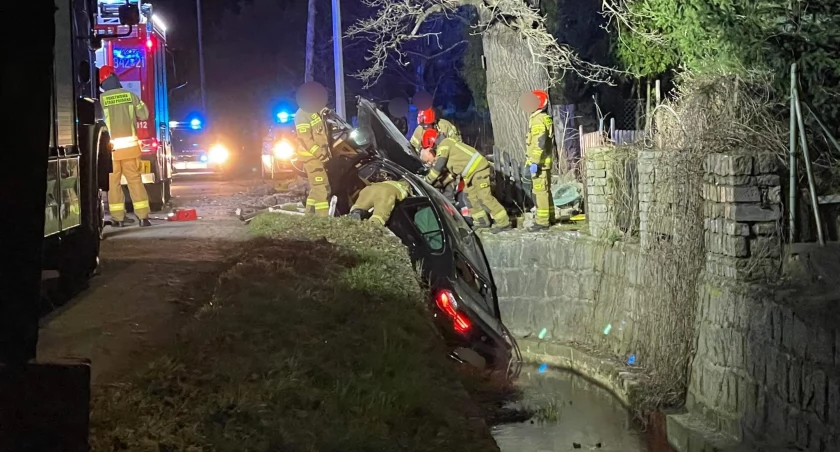 Nie opanował BMW i wpadł do strumyka