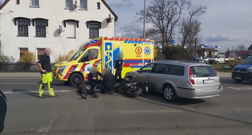 Zderzenie osobówki z motocyklem na ulicy Grunwaldzkiej