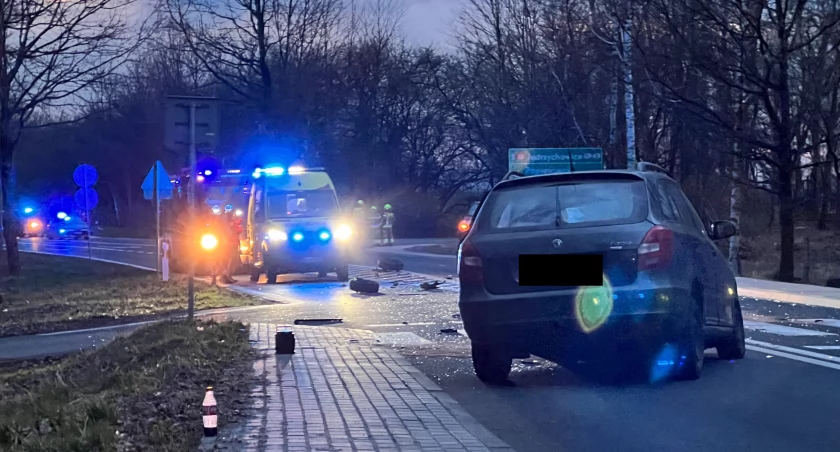 Zderzenie osobówki z busem na DK30. Droga była zablokowana przez kilka godzin. 