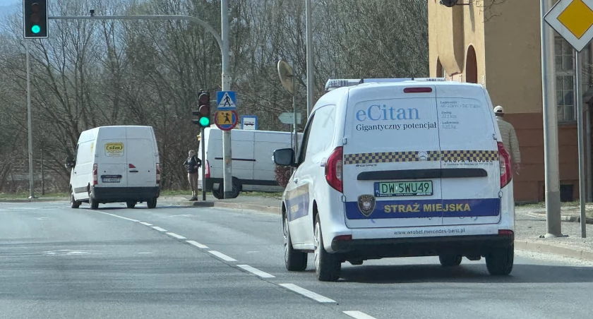 Jeleniogórscy strażnicy testują elektrycznego Mercedesa