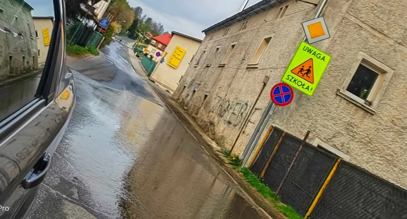 Awaria wodociągu w Jeżowie Sudeckim - Woda zalała szkołę podstawową