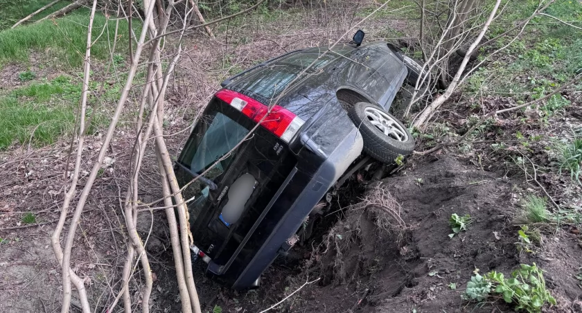 Volvo w rowie przy Stawach Podgórzyńskich