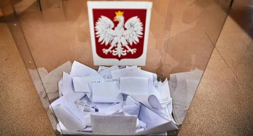 Szklarska Poręba. Liczenie głosów szło tu wyjątkowo mozolnie. Kompromitacja jednej z komisji wyborczych.