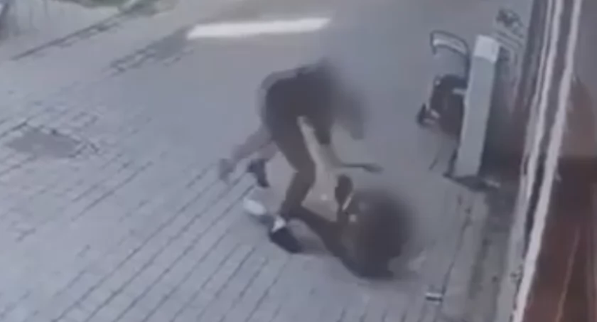 22-latek brutalnie pobił swoją 17-letnią partnerkę przy dziecku