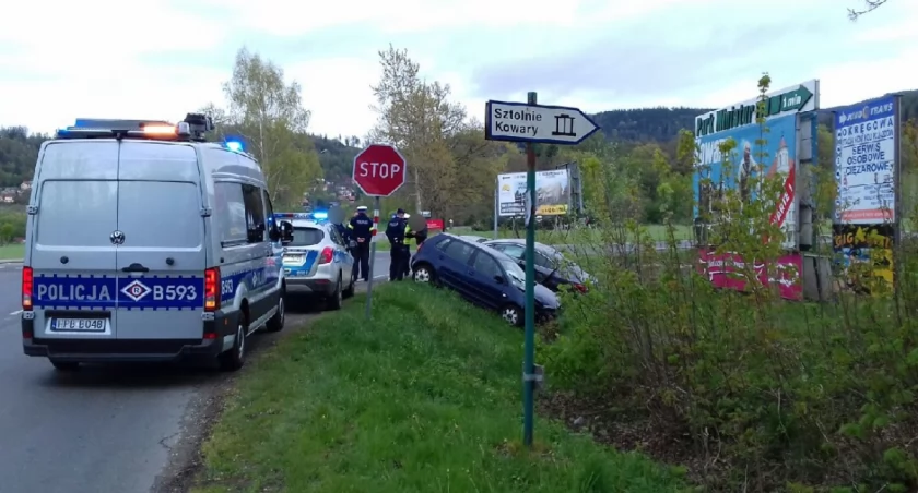 Dwa auta wylądowały w rowie po zderzeniu w Kowarach