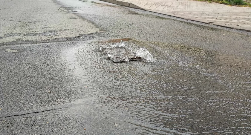 Woda leje się ulicą Teatralną. Wodnik już naprawia awarię