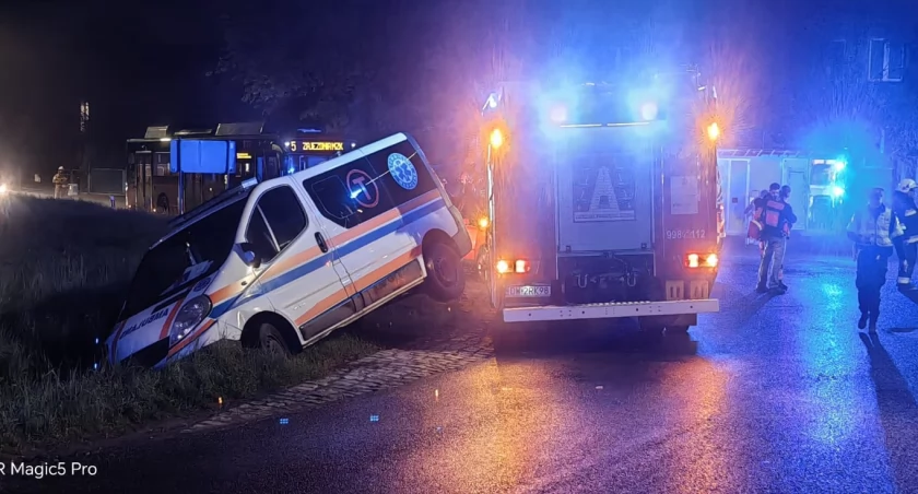 Jeżów Sudecki. Zderzenie auta osobowego z ambulansem.