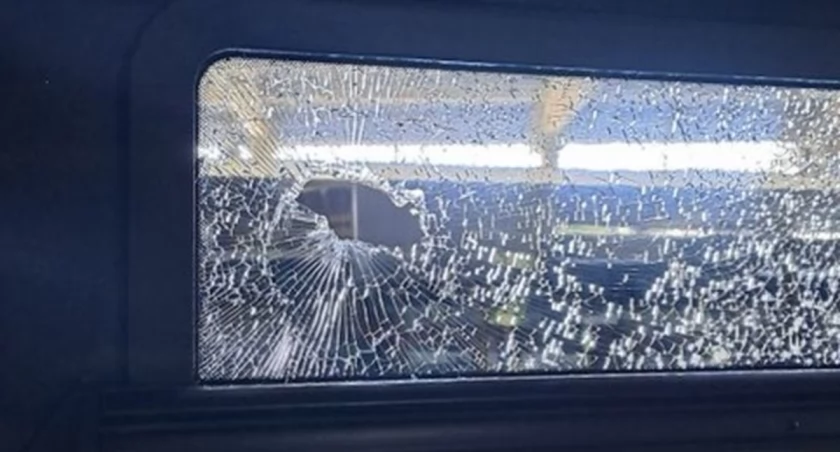 Wybił szybę w autobusie. Nie potrafił wytłumaczyć swojego zachowania