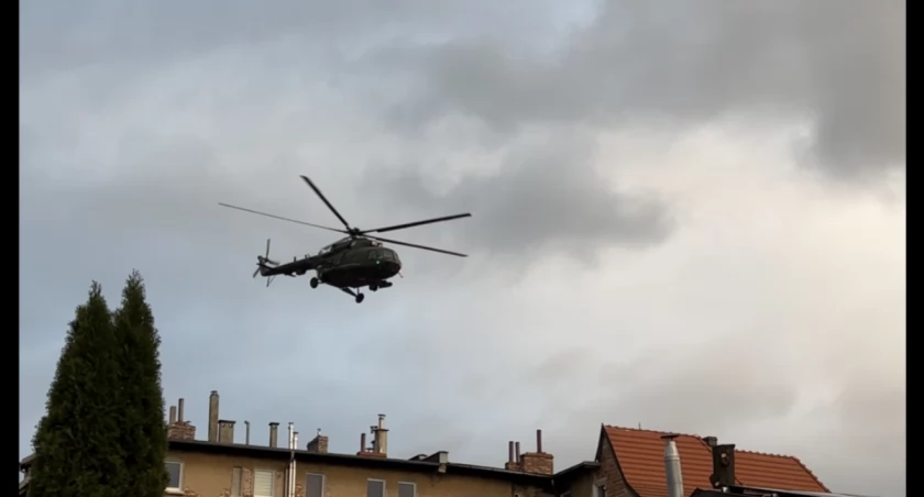Wojskowy helikopter nad kotliną jeleniogórską