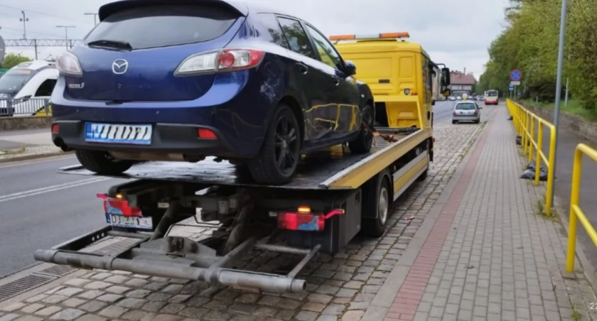 Zmiana organizacji ruchu. Strażnicy odholowują źle zaparkowane pojazdy