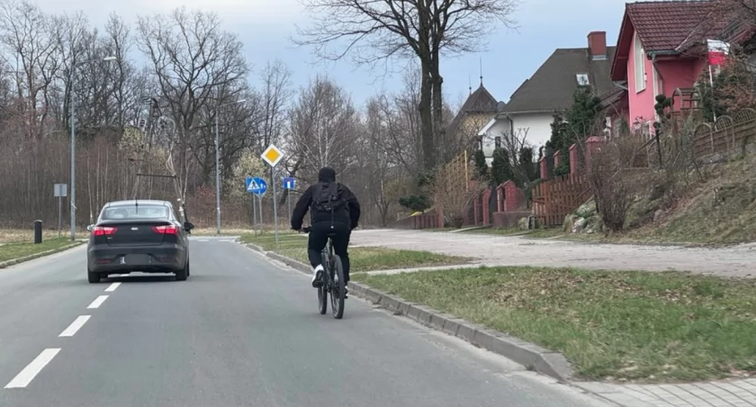 Rowerzysta kierowcy czy kierowca rowerzyście. Kto komu bardziej przeszkadza na drodze?