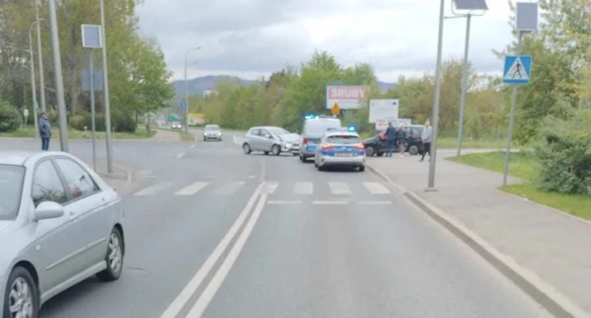 Groźne zderzenie na skrzyżowaniu obok Urzędu Skarbowego
