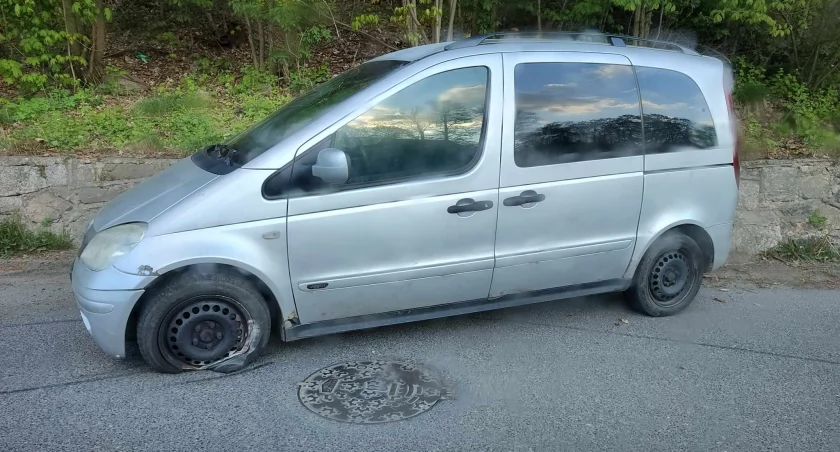 W Kowarach auto uderzyło w przydrożny mur