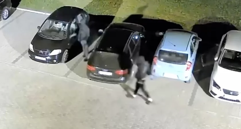 Złodzieje ukradli lusterka z zaparkowanych samochodów. Nagrała ich kamera
