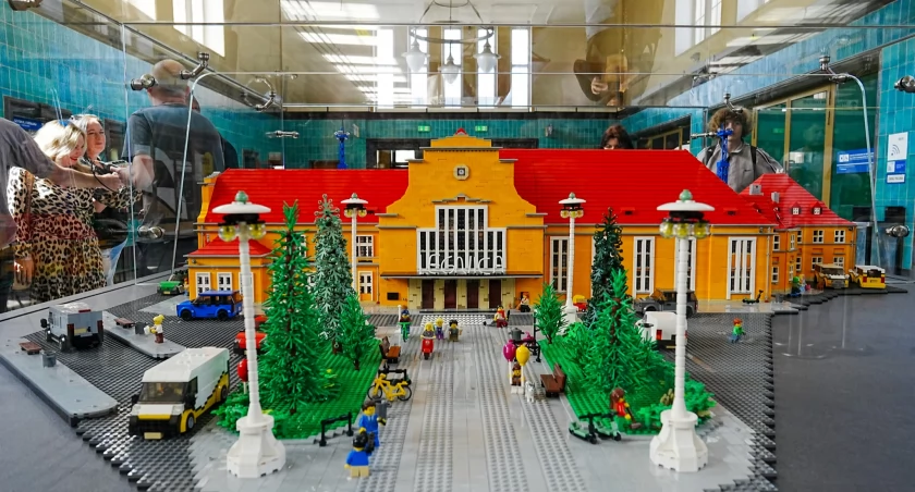 Legnicki dworzec jedynym w Polsce z kolejową makietą z klocków Lego