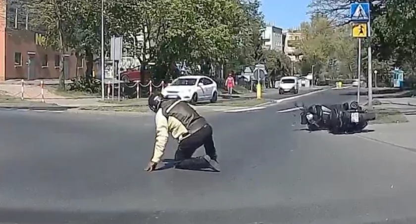 Motocyklista przewrócił się na rondzie w Cieplicach. Zobacz nagranie