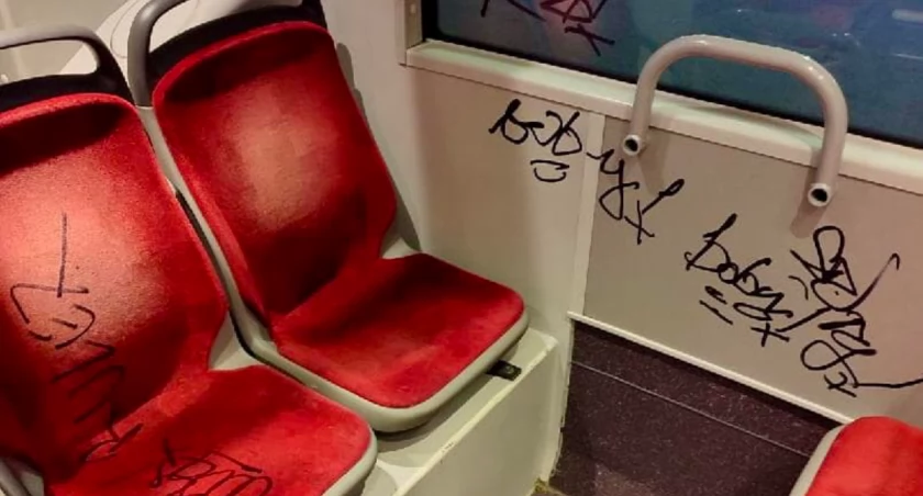 Ktoś bazgrał po wnętrzu autobusu miejskiego