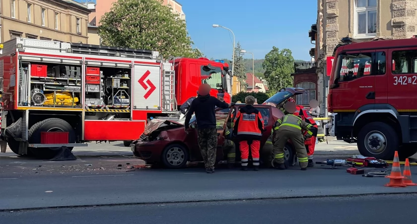 Poważne utrudnienia na ulicy Wolności po zderzeniu trzech pojazdów