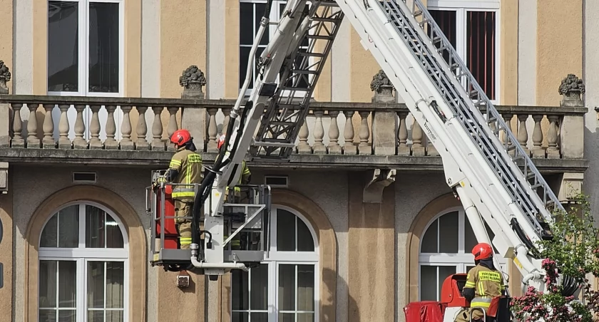 O krok od tragedii. Elementy elewacji budynku spadły na chodnik