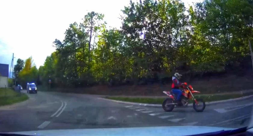 Pościg za motocyklistą zakończył się w Dziwiszowie. Zobacz nagranie