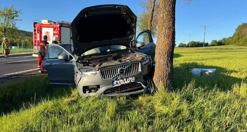 Groźny wypadek w Mysłowie. Kierowca golfa nie zauważył nadjeżdżającego volvo.