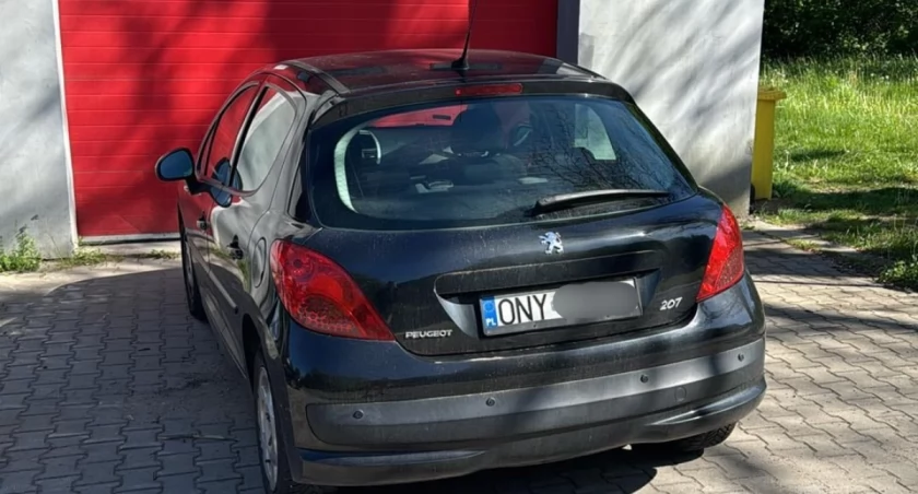 Nieodpowiedzialny kierowca zablokował wyjazd strażakom