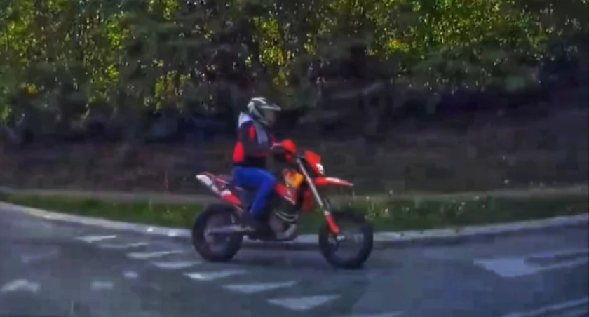 Motocyklista zatrzymany po pościgu był wyraźnie pobudzony