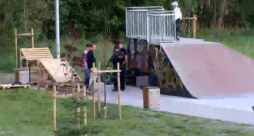 Młodzi budowali własną rampę na skateparku