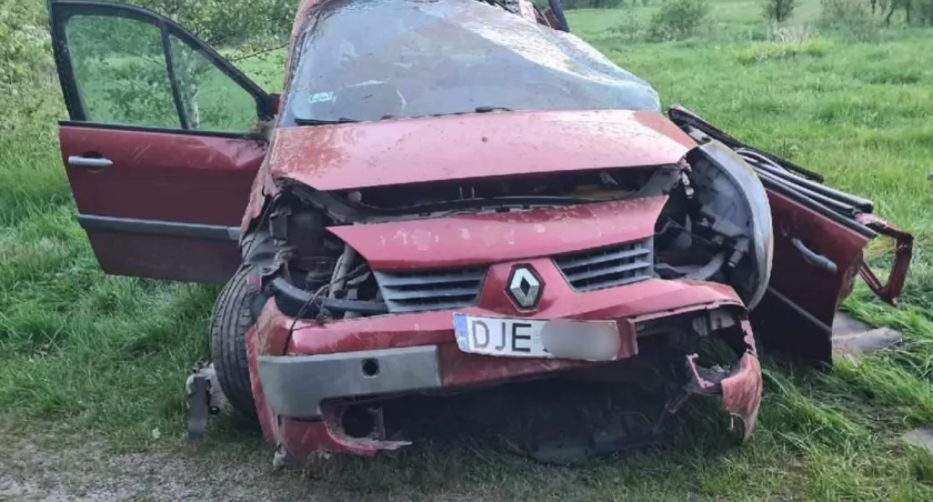 Nocny wypadek w Kowarach. Pijany kierowca uciekł, a pasażer w ciężkim stanie trafił do szpitala