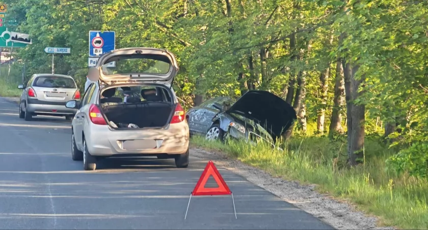 Audi w rowie. Zdarzenie drogowe w Piechowicach