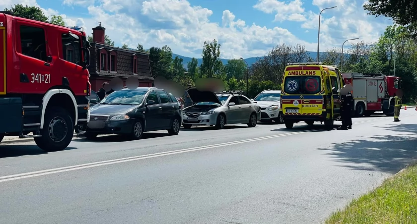 Spore utrudnienia na DK 3 po zderzeniu trzech pojazdów