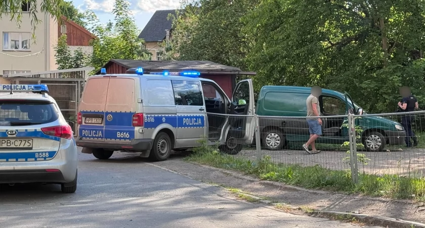 Policyjny pościg za Citroenem Berlingo zakończył się na murku