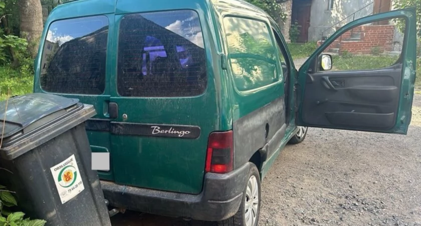 Uciekał po pijaku przed policją. Był poszukiwany.