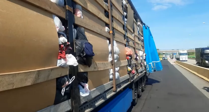 Ciężarówka wypełniona tonami starych łachów zatrzymana na autostradzie A4