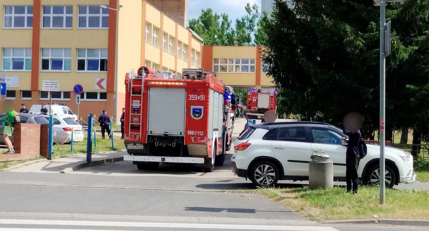 Zabobrze - ewakuacja budynku mieszkalnego i szkoły podstawowej