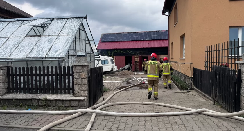 Pożar w Łomnicy. Paliło się przy budynku mieszkalnym