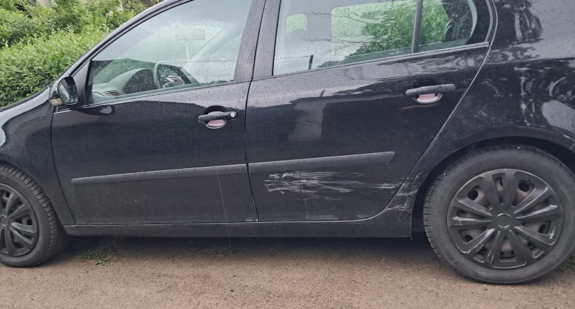 Kto porysował auto na parkingu przy Cieplickim Dino? Sprawca poszukiwany