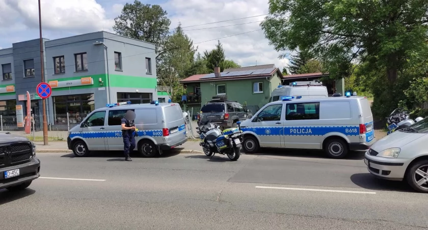 Pościg za samochodem terenowym zakończył się na ogrodzeniu